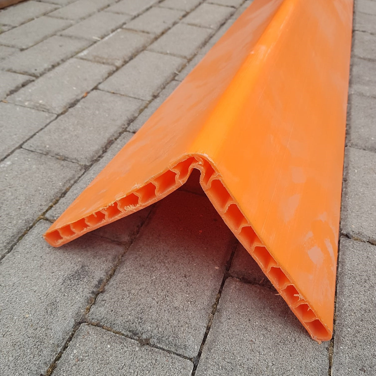 Ochrana hran z PE - typ CP02 oranžová, 19x190x190mm, délka 2m, OVASLING