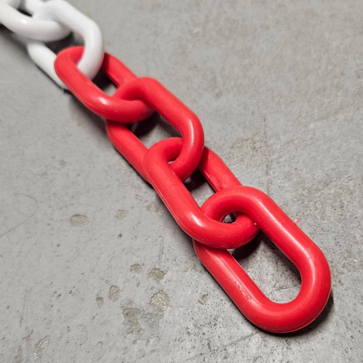 Řetěz plastový červeno-bílý