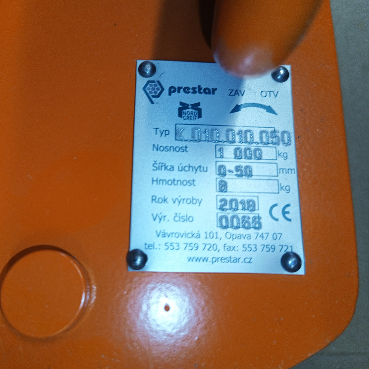 Svěrka na vertikální přepravu plechů K10.010.050, nosnost 1000kg PRESTAR